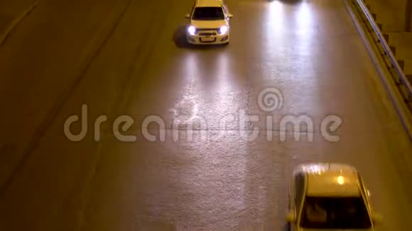 傍晚时分车前灯点亮了道路库存录像一条街道的夜间交通和移动视频的预览图