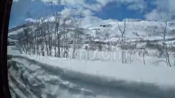 从弗拉姆斯巴纳火车窗外观看雪景视频的预览图