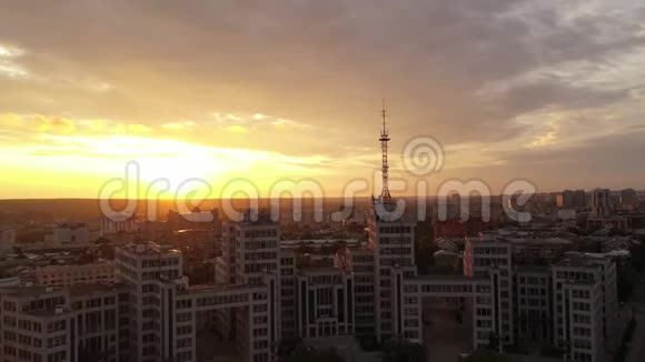 哈尔科夫历史和著名建筑在前面和顶部的背景下美丽的日落缓慢运动视频的预览图