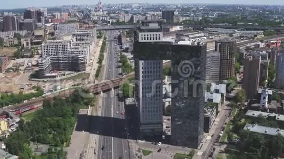 在莫斯科市中心拍摄现代玻璃办公楼拍摄地点是在莫斯科首都的一天视频的预览图