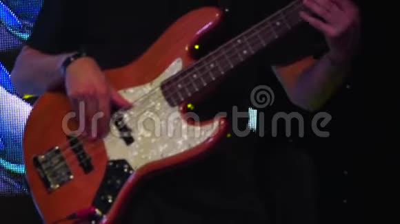 在SMD屏幕背景下演奏低音吉他视频的预览图