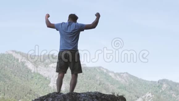 山顶上人举手成功慢动作浅动作视频的预览图