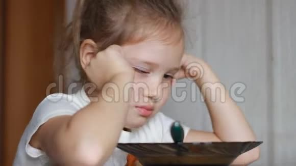悲伤女婴的肖像谁不想吃食物孩子要哭了视频的预览图