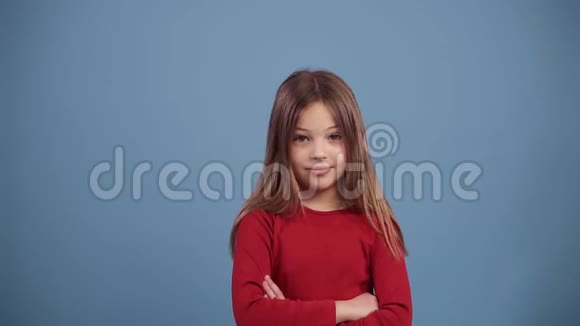可爱的长发女孩穿红色毛衣不意的没有手势做否定手指的手势拒绝拒绝视频的预览图