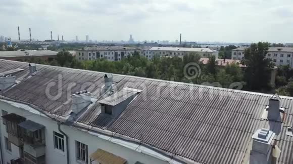 绿色居住区多层公寓楼鸟瞰图库存录像从旧屋顶上飞过视频的预览图