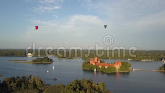 特拉凯城堡和加尔维湖附近的维尔纽斯立陶宛著名的Vytautas城堡鸟瞰特拉凯中世纪城堡A视频的预览图
