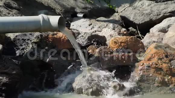 天然矿物从管道中提取的奇热水视频的预览图