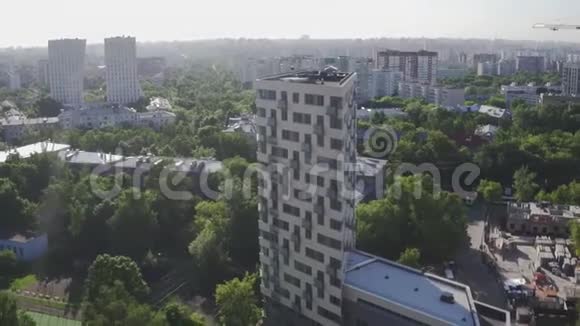 公寓楼鸟瞰图大人口现代化摩天大楼和高楼大厦的发展基础设施城市视频的预览图