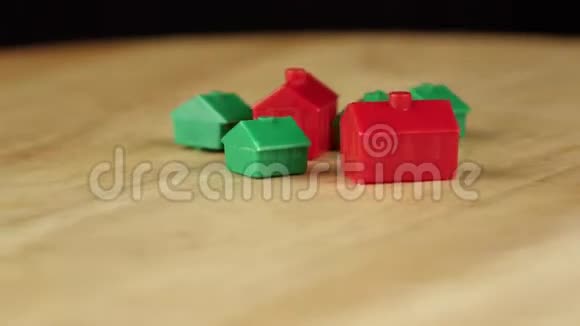 红色和绿色的迷你房屋360度旋转视频的预览图