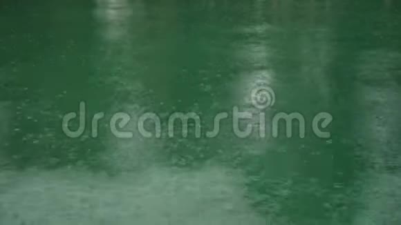 雨水落在蓝色池塘上表面有波纹状摘要背景视频的预览图