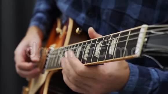 人用手弹吉他合上用电吉他演奏的男性手专业吉他手音乐家独奏视频的预览图