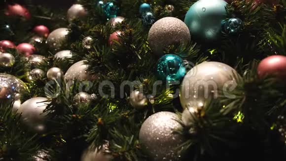 在毛皮树和圣诞灯上挂着美丽的五彩圣诞球概念五彩缤纷视频的预览图