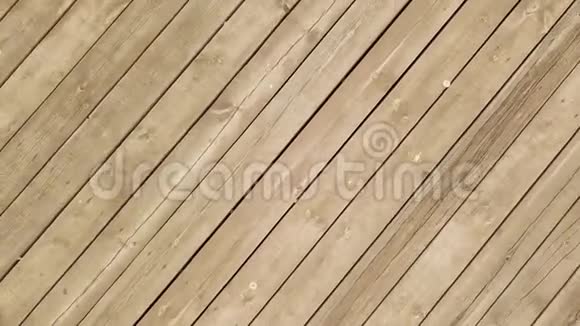 夏季水和木墩的顶部鸟瞰图库存录像摄像机从木墩上移开视频的预览图