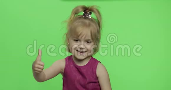 穿紫色衣服的女孩竖起大拇指快乐的四岁女孩色度键视频的预览图