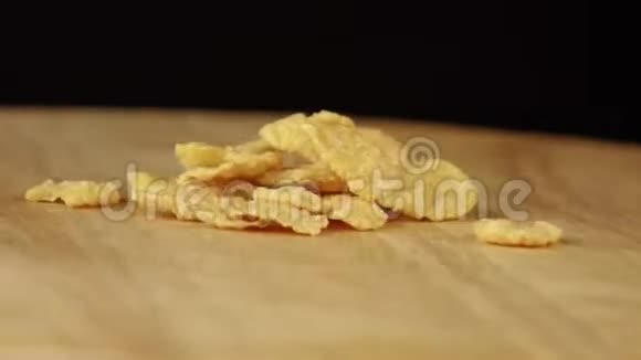 玉米片在木制平台上旋转360度视频的预览图