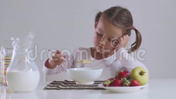 无聊的小女孩早餐不想吃带牛奶的玉米片视频的预览图