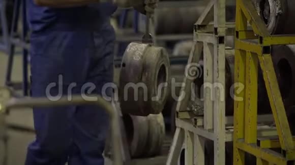 工程师用吊车梁移动铝挤压模现代铝挤出生产线模具视频的预览图