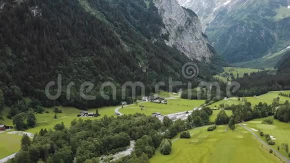 美丽的空中拍摄小木屋在山脚下华丽的绿色瑞士阿尔卑斯山乡村视频的预览图