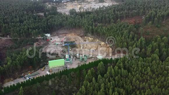 从上面可以看到的山地石矿工业采石场视频的预览图
