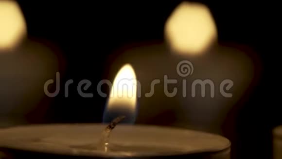 黑暗中的蜡烛在传送带上以一个圆圈移动视频的预览图