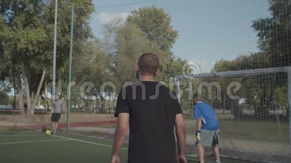 足球运动员带球进球得分视频的预览图