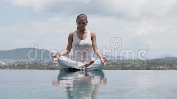 席琳女人在莲座池边与天空练习瑜伽视频的预览图