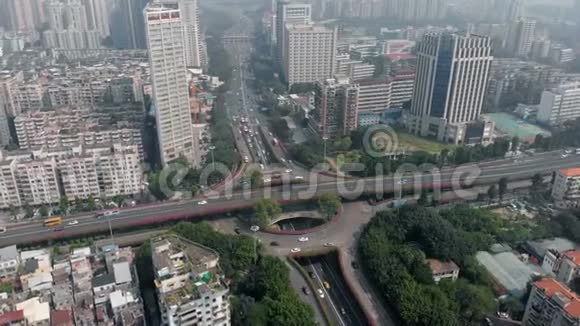 城市高速公路上的多层次交通交叉口交通繁忙视频的预览图