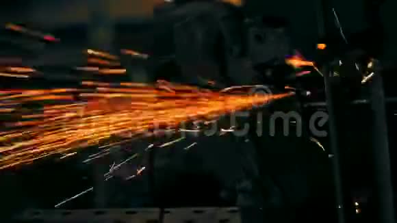 工厂工人抛光铁部分的特写库存录像脏手工人用手打磨铁部分视频的预览图