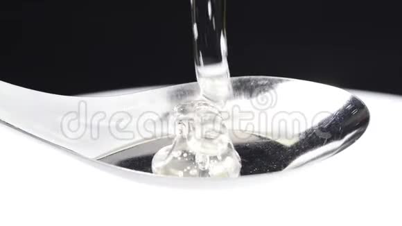 米饭糖浆在勺子上流动视频的预览图
