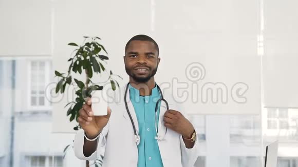 医学上的男医生把药片拿给照相机看视频的预览图