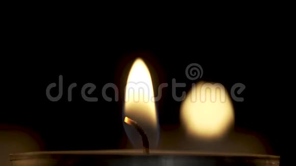 蜡烛的灯芯和火焰的挥动视频的预览图