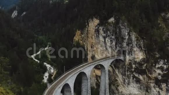空中特写镜头著名的兰德瓦赛尔高架桥隧道入口史诗般的旅行目的地在瑞士阿尔卑斯山视频的预览图