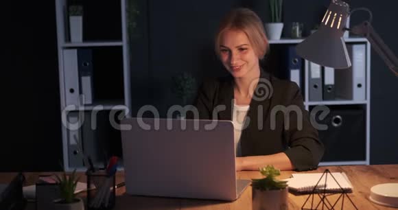 女商人深夜在办公室做视频会议视频的预览图