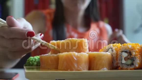 在寿司吧里的好女人用手指棒吃面包卷关门视频的预览图