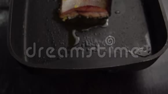 煎锅炸红鱼片视频的预览图
