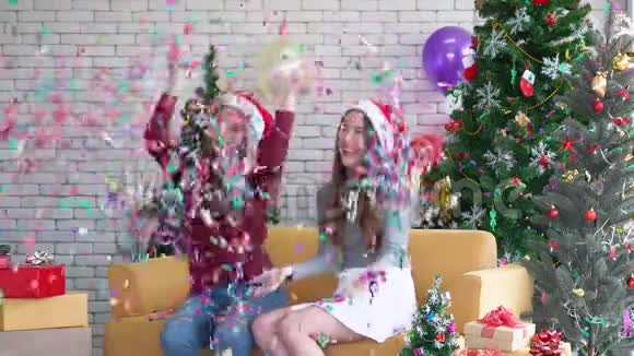 亚洲女孩在圣诞派对中拉着纸屑舞会视频的预览图