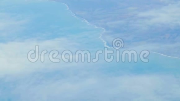 从一个高度飞越海中的维达斯云视频的预览图