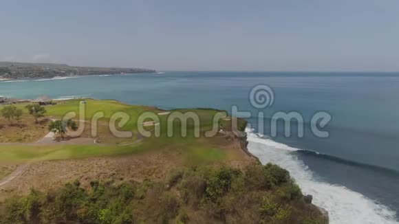 印度尼西亚巴厘岛海岸线高尔夫球场视频的预览图