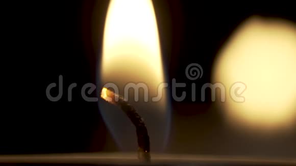 慢距离燃烧的蜡烛的灯芯视频的预览图