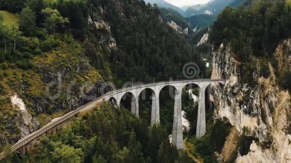 无人机飞在著名的兰德瓦瑟高架桥上世界遗产目的地在夏季瑞士阿尔卑斯山视频的预览图