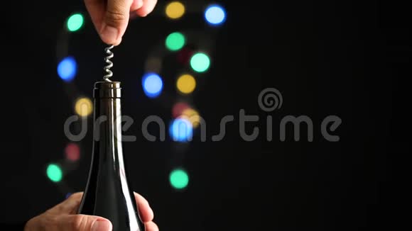 男子打开一个红葡萄酒瓶在黑暗的节日背景与五颜六色的波克视频的预览图