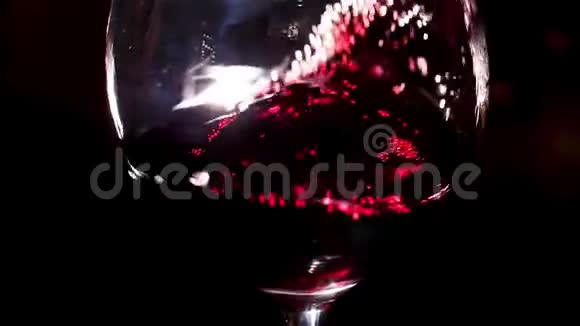 移动红酒杯的黑色背景派对和假日的概念库存录像把水溅起来视频的预览图