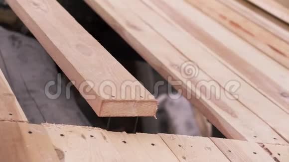 用木材建造的房子剪辑在尚未完工的生态房屋的屋顶上贴木板视频的预览图