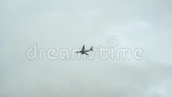 一架客机在雾蒙蒙的灰色天空中飞行从下面看视频的预览图