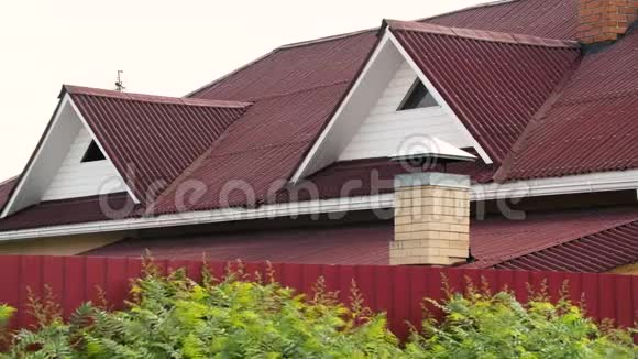 灰天红瓦现代屋顶屋面材料与建筑理念视频的预览图