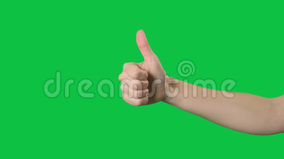 在绿色屏幕背景下伸出大拇指视频的预览图