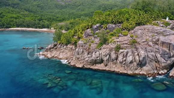 塞舌尔马河岛上有岩石悬崖蓝色海洋和棕榈树的4K异国热带天堂岛视频的预览图