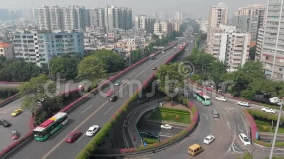 大城市高速公路上的多层路口视频的预览图