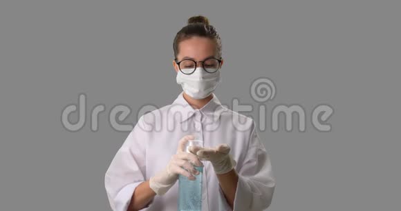护士戴医用口罩消毒洗手液视频的预览图