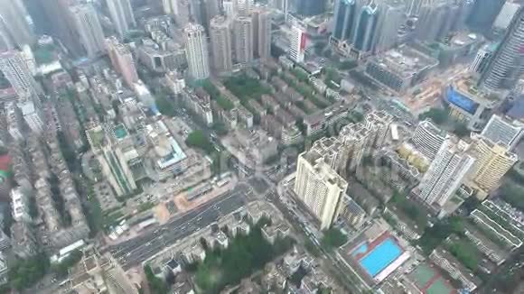 中国罗湖深圳的天际线鸟瞰视频的预览图